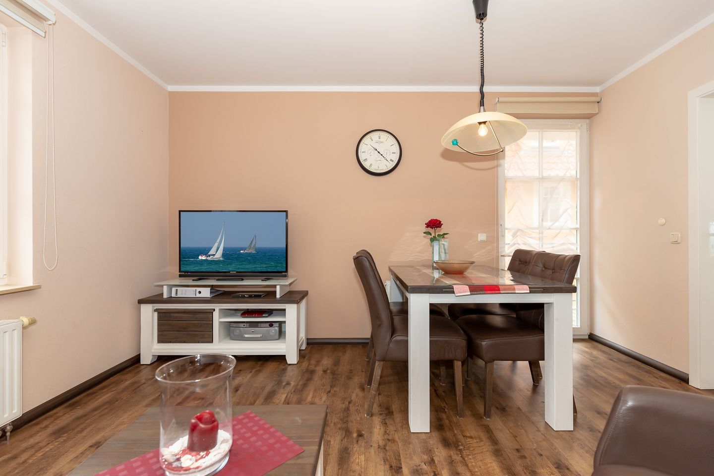 Ostseewelle Ostseewelle 14 Kühlungsborn - Wohn-Essbereich mit Couch und Esstisch