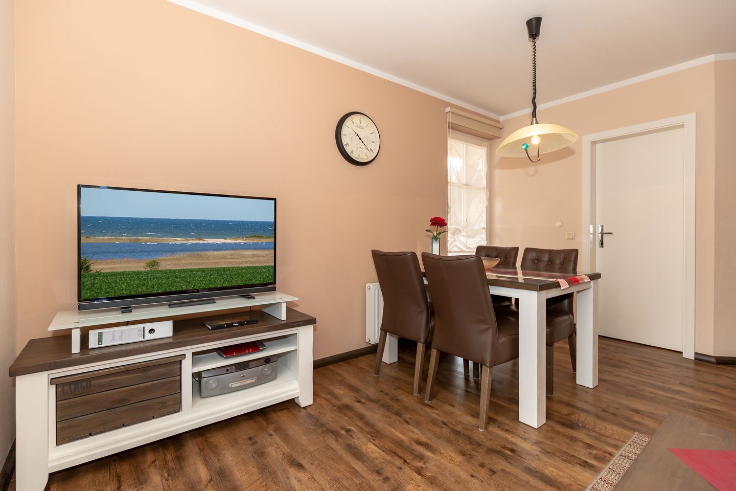 Ostseewelle Ostseewelle 14 Kühlungsborn - Wohn-Essbereich mit Couch und Esstisch