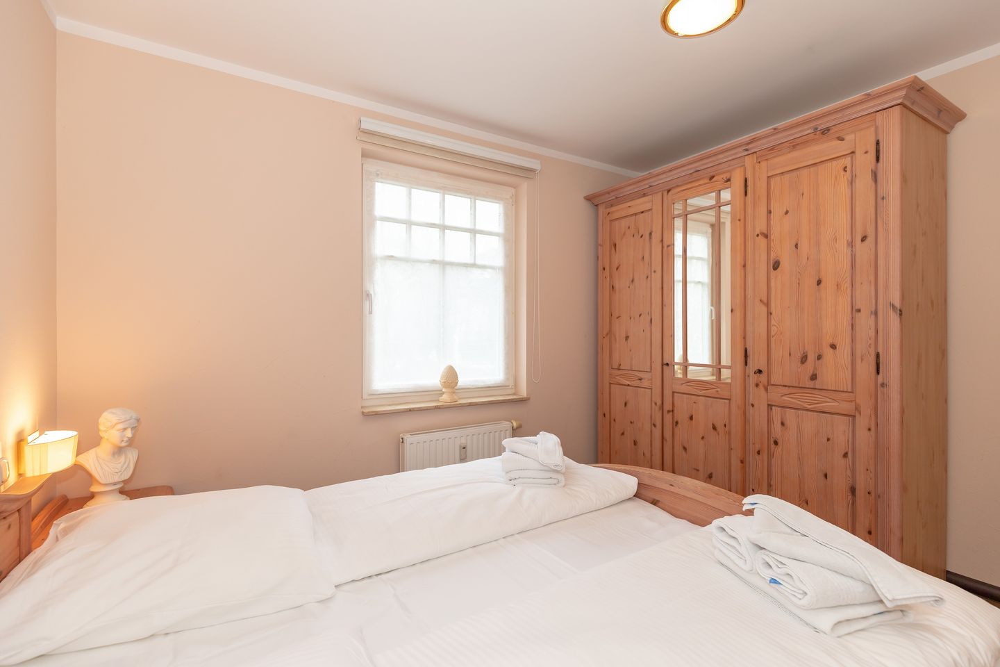 Ostseewelle Ostseewelle 14 Kühlungsborn - Schlafzimmer mit Doppelbett und Kleiderschrank