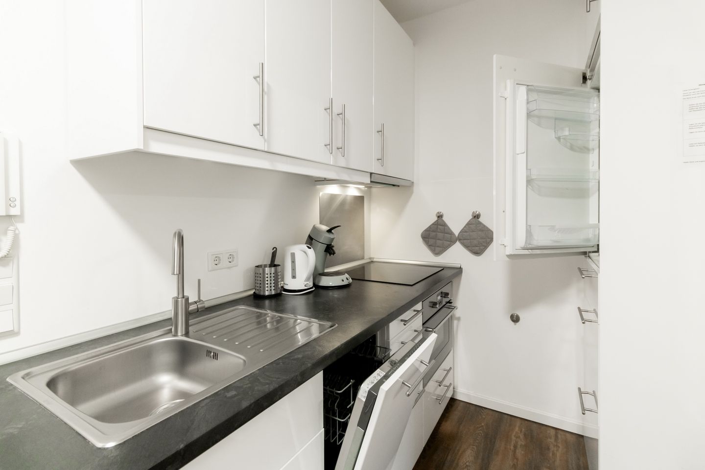 Ohlerich Speicher Ohlerich Speicher 1-01 Wismar - Küchenzeile mit Backofen und Geschirrspüler