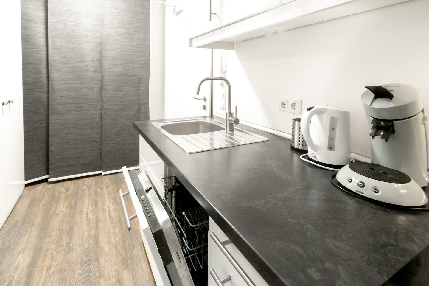 Ohlerich Speicher Ohlerich Speicher 1-01 Wismar - Küchenzeile mit Backofen und Geschirrspüler