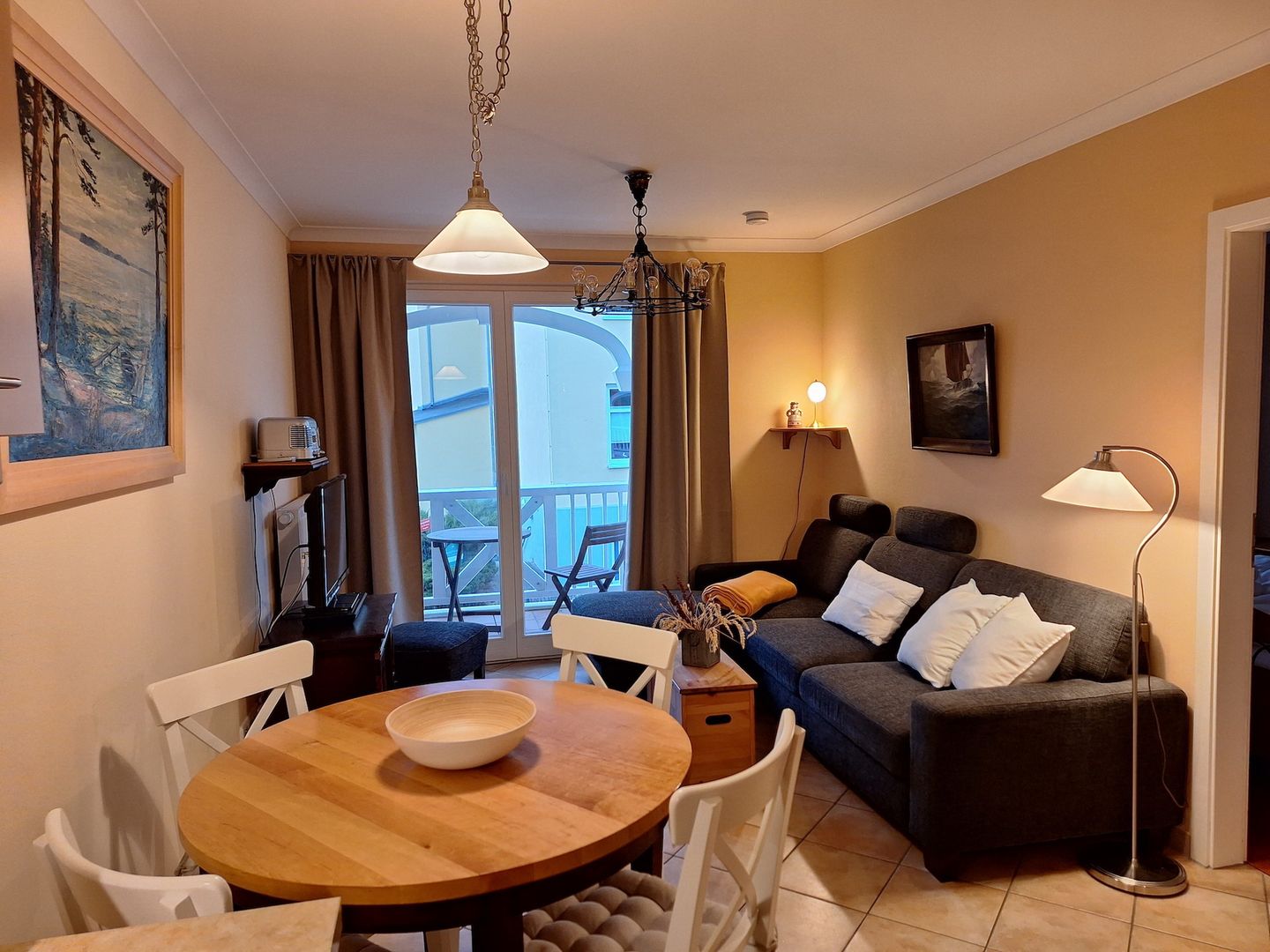 Apartment-Residenz Ostseestrand Apartment-Residenz Ostseestrand 18 Kühlungsborn - Wohn-Essbereich mit Couch