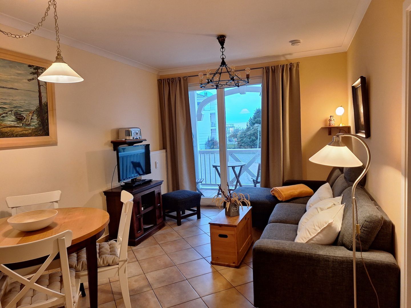 Apartment-Residenz Ostseestrand Apartment-Residenz Ostseestrand 18 Kühlungsborn - Wohn-Essbereich mit Couch und Esstisch