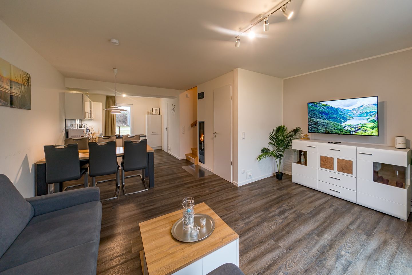 NordseeResort Friesland Ferienhäuser NordseeResort Friesland 11 Schillig - Wohn-Essbereich mit Couch und Flatscreen-TV