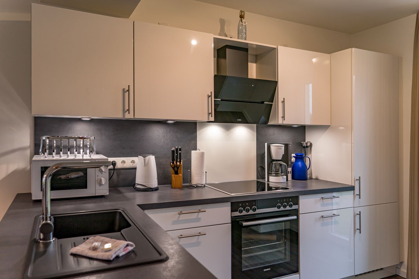 NordseeResort Friesland Ferienhäuser NordseeResort Friesland 11 Schillig - Küchenzeile mit Backofen