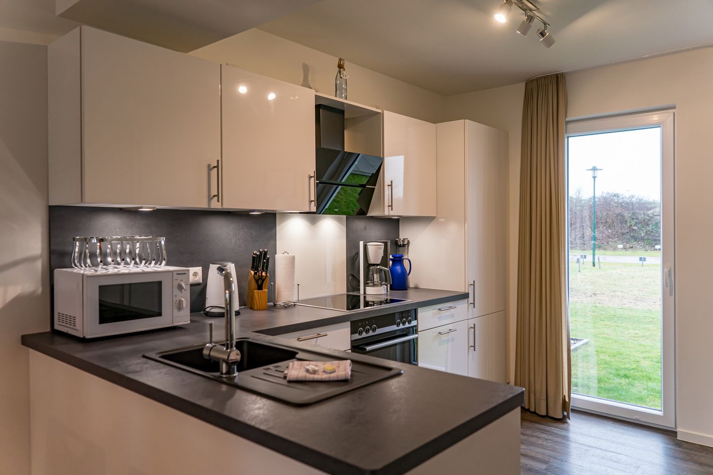 NordseeResort Friesland Ferienhäuser NordseeResort Friesland 11 Schillig - Küchenzeile mit Backofen