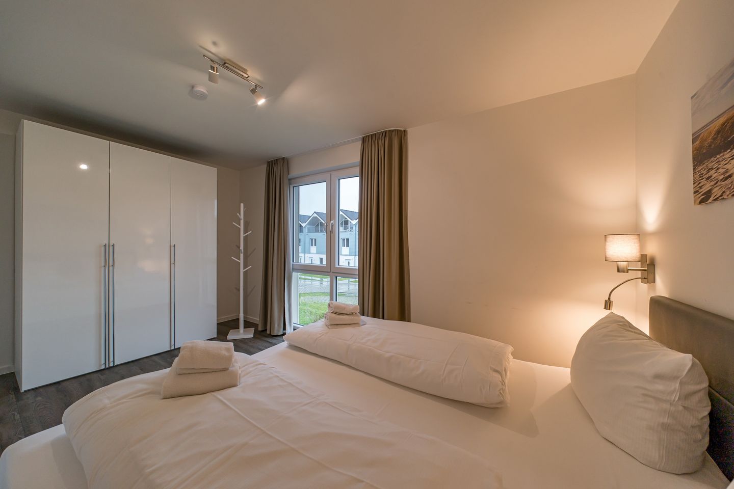 NordseeResort Friesland Ferienhäuser NordseeResort Friesland 11 Schillig - Schlafzimmer mit Doppelbett