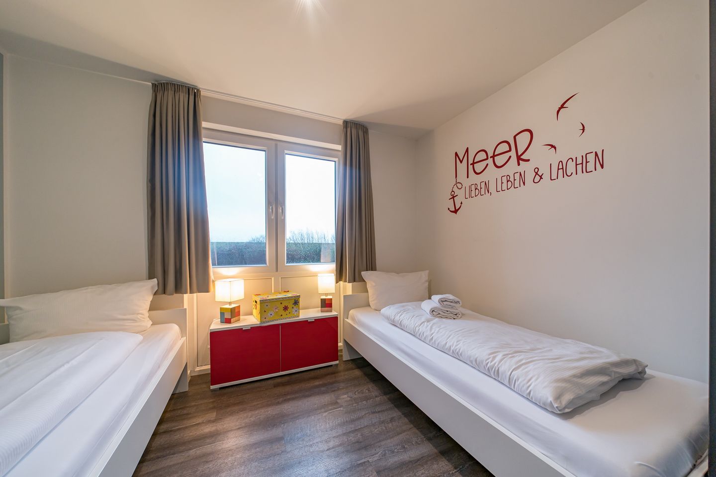 NordseeResort Friesland Ferienhäuser NordseeResort Friesland 11 Schillig - Schlafzimmer mit zwei Einzelbetten