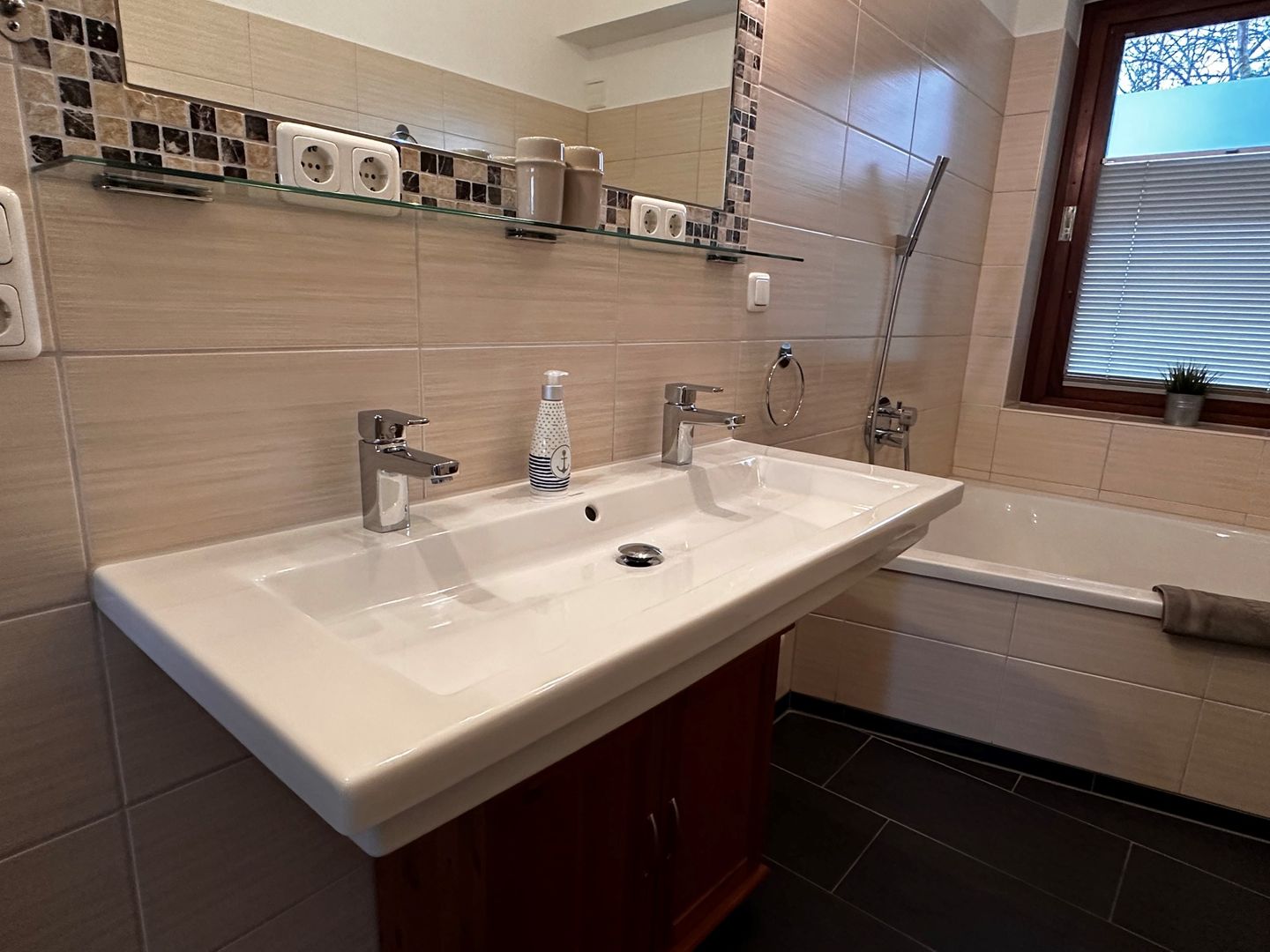 Haus Waasfrees Haushälfte Habel Mehrgenerationenhaus mit Meerblick direkt am Wasser mit Terrasse und Garten Steenodde auf Amrum - 