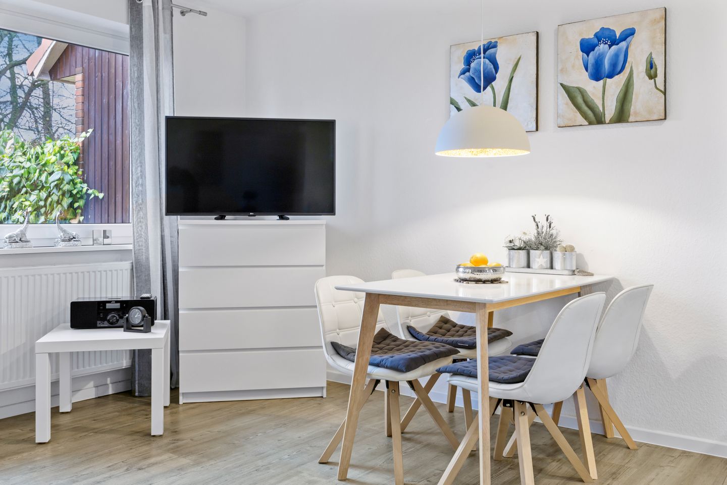 Urlauberdorf Urlauberdorf 33b Boltenhagen - Wohn-Essbereich mit Esstisch und Sitzgelegenheit