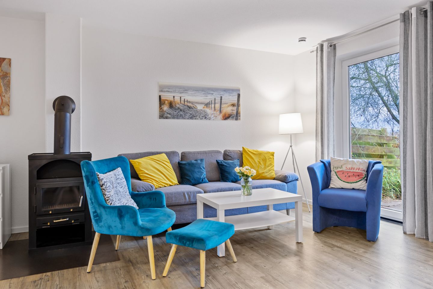 Urlauberdorf Urlauberdorf 33b Boltenhagen - Wohn-Essbereich mit Couch und Kaminofen