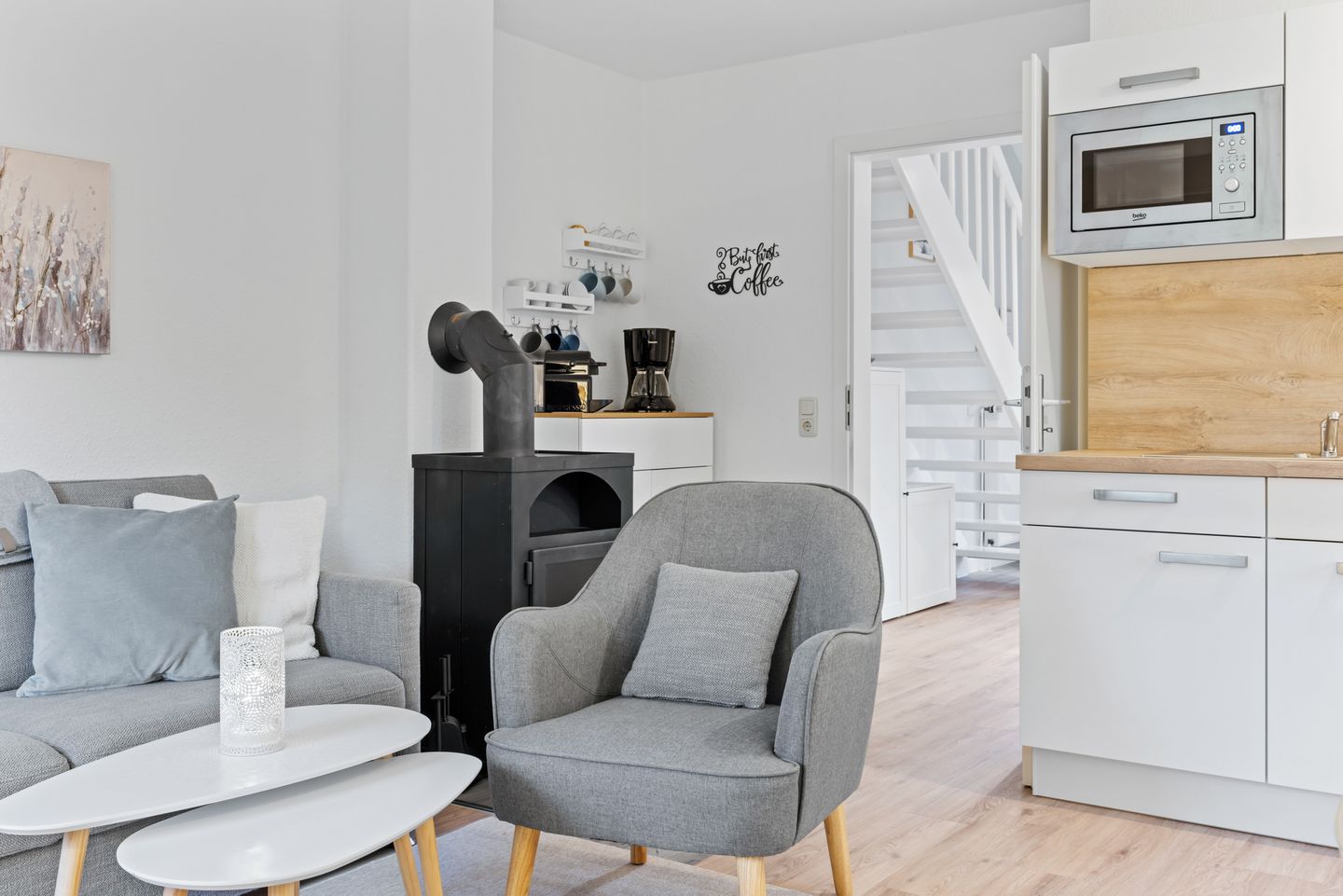 Urlauberdorf Urlauberdorf 42a Boltenhagen - Wohn-Essbereich mit Couch und Kaminofen