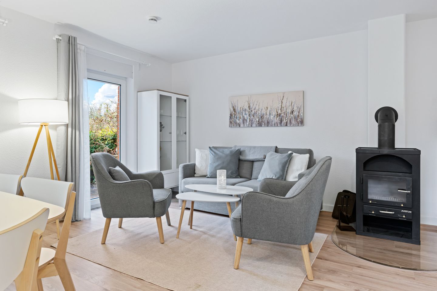 Urlauberdorf Urlauberdorf 42a Boltenhagen - Wohn-Essbereich mit Couch und Kaminofen