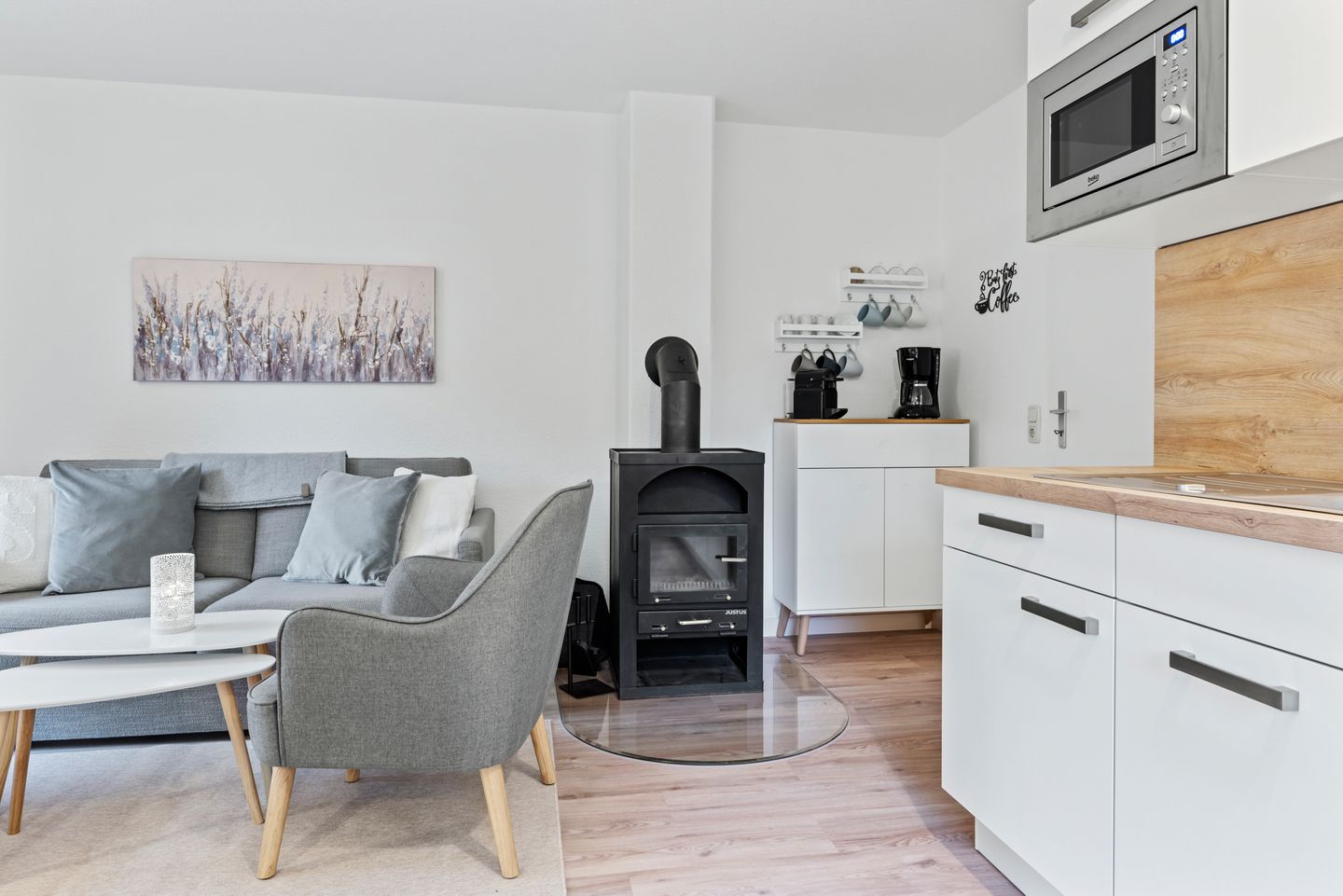 Urlauberdorf Urlauberdorf 42a Boltenhagen - Wohn-Essbereich mit Couch Kaminofen