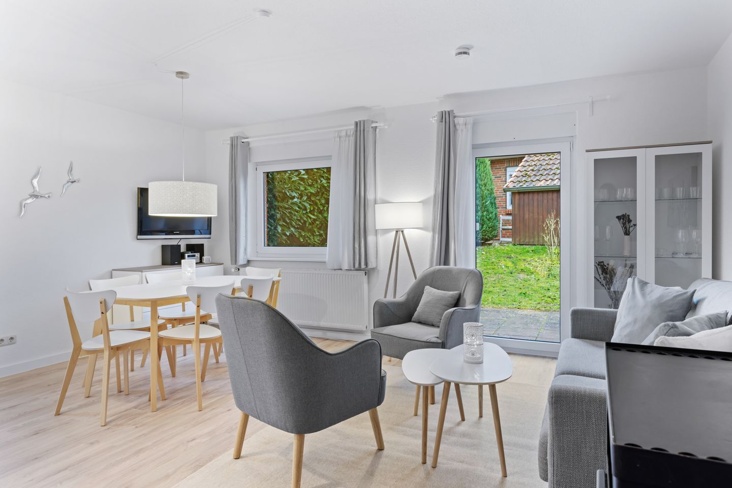 Urlauberdorf Urlauberdorf 42a Boltenhagen - Wohn-Essbereich mit Couch und Flatscreen-TV