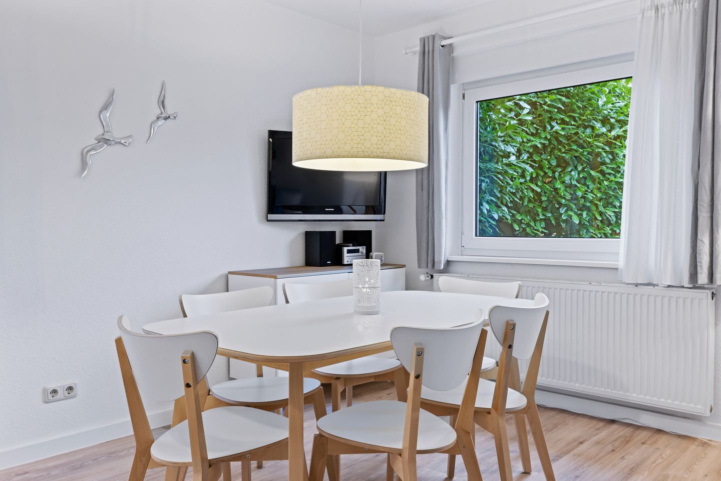 Urlauberdorf Urlauberdorf 42a Boltenhagen - Wohn-Essbereich mit Couch und Flatscreen-TV