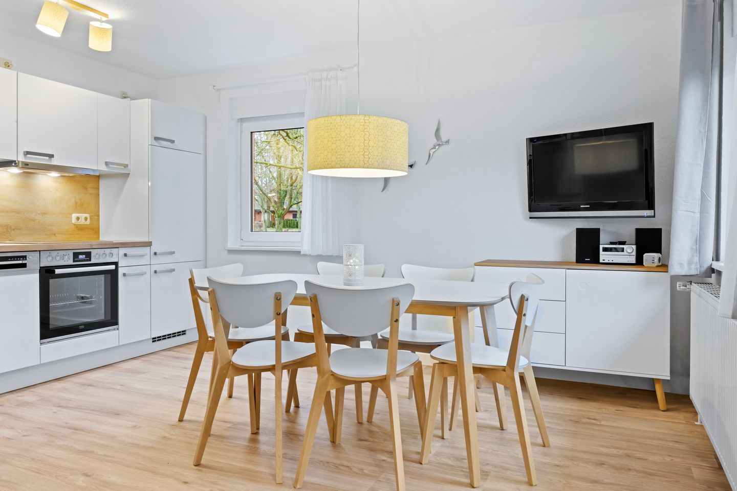 Urlauberdorf Urlauberdorf 42a Boltenhagen - Wohn-Essbereich mit Couch und Flatscreen-TV