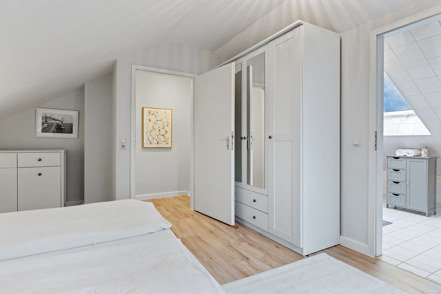 Urlauberdorf Urlauberdorf 42a Boltenhagen - Schlafzimmer mit Doppelbett und Kleiderschrank