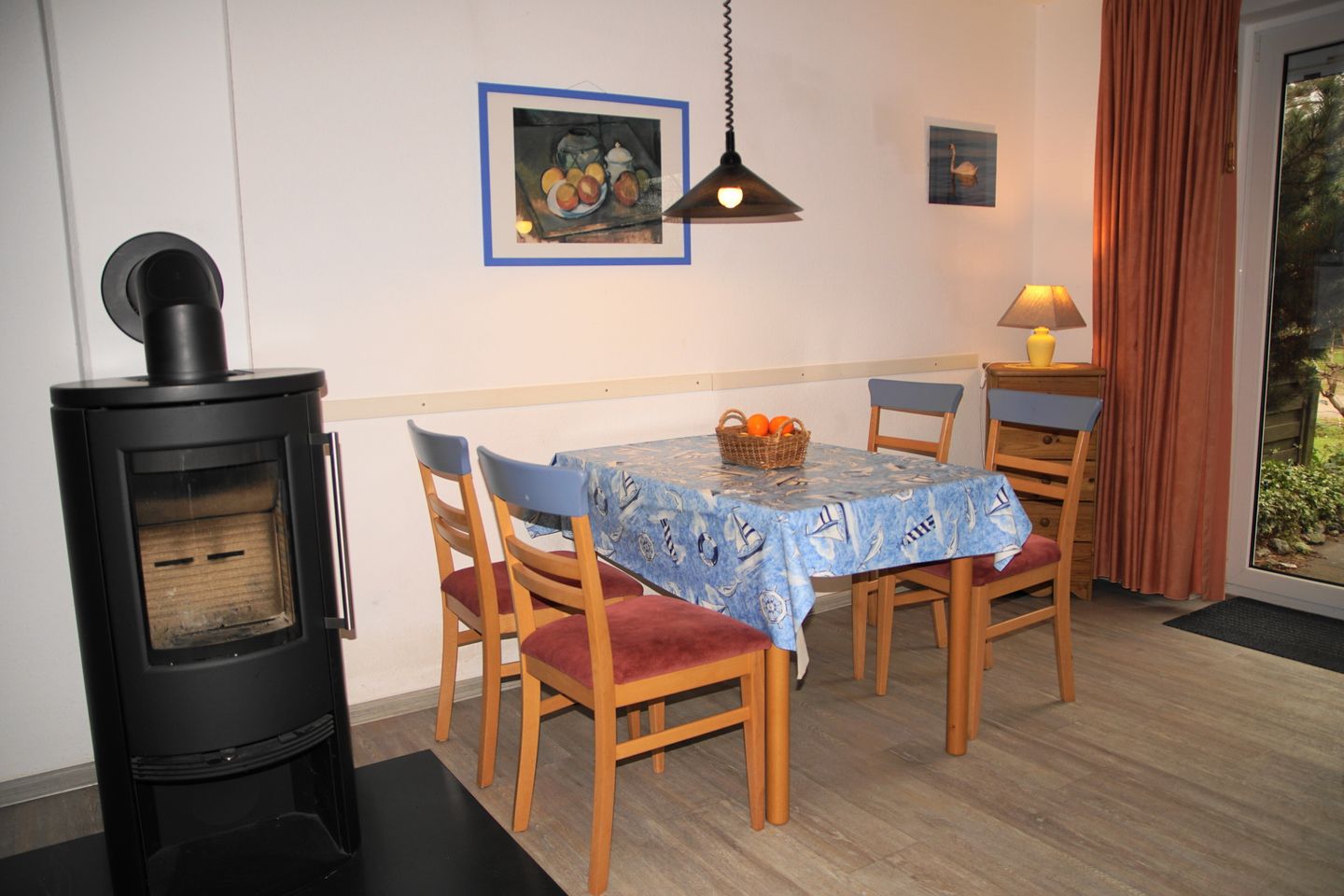 Urlauberdorf Urlauberdorf 49d Boltenhagen - Wohn-Essbereich mit Esstisch und Sitzgelegenheit