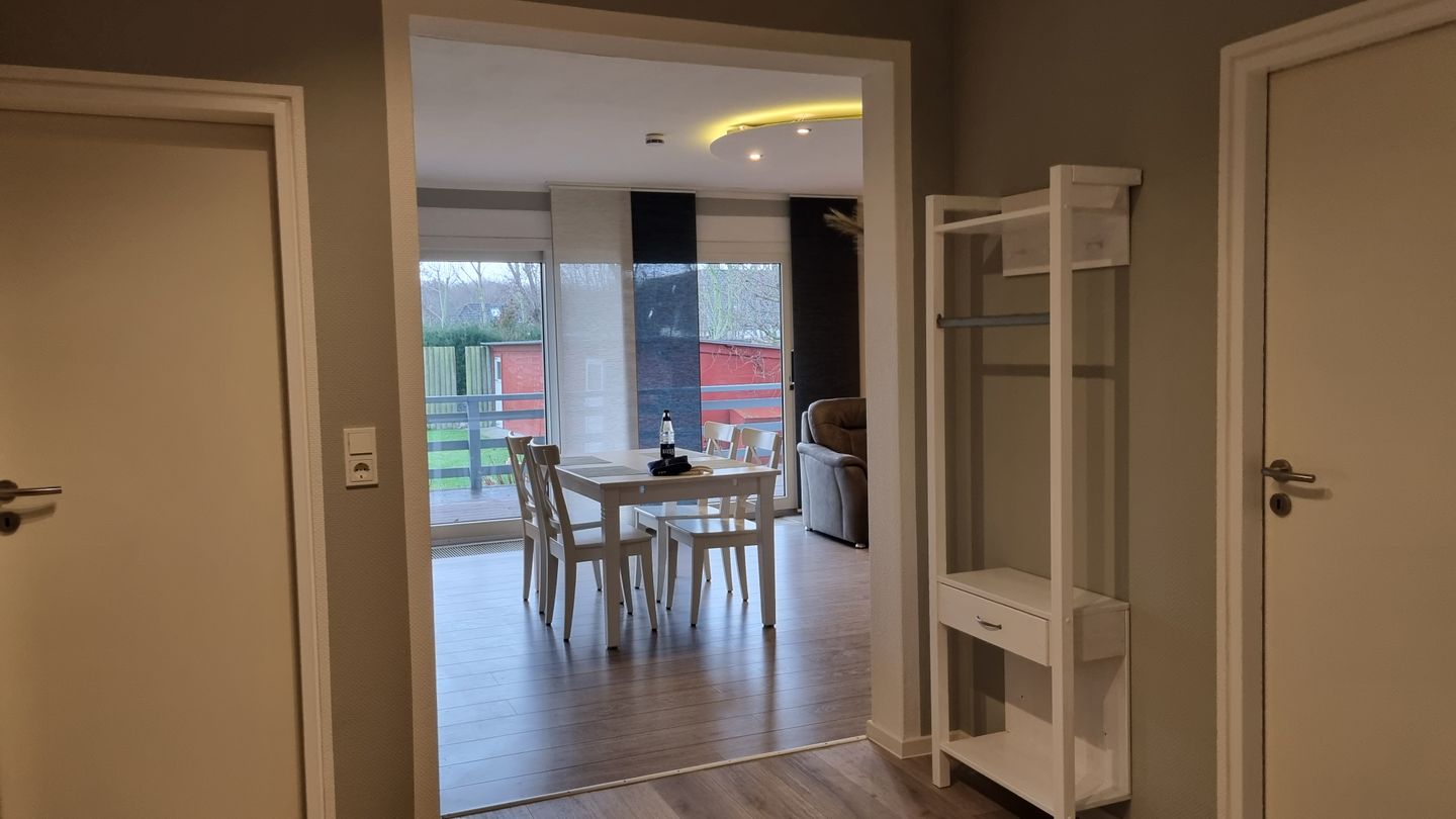 Haus Spökenkieker Loppersum Kiebitzdelle Dünen - Flur mit Blick ins Wohnzimmer