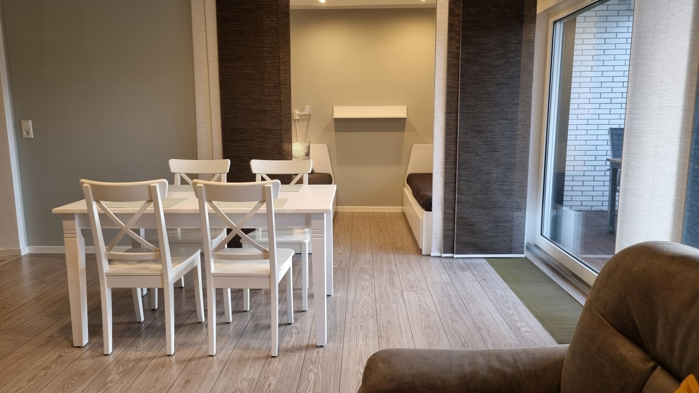 Haus Spökenkieker Loppersum Kiebitzdelle Dünen - Wohnzimmer mit Essbereich und Blick in Kojenecke