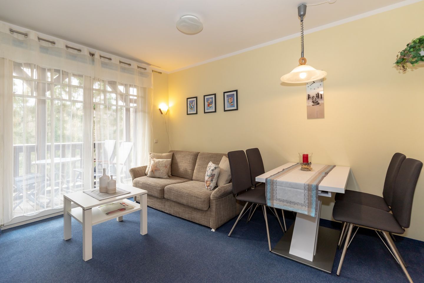 Ostseewelle Ostseewelle 19 Kühlungsborn - Wohn-Essbereich mit Couch