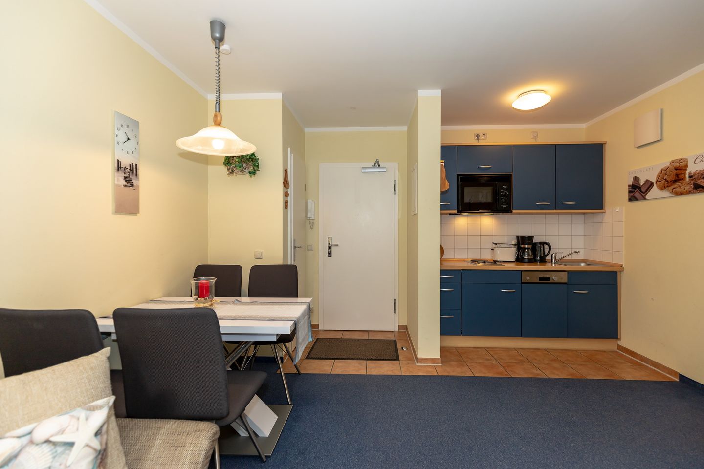 Ostseewelle Ostseewelle 19 Kühlungsborn - Wohn-Essbereich mit Esstisch, Sitzgelegenheit und Küchenzeile