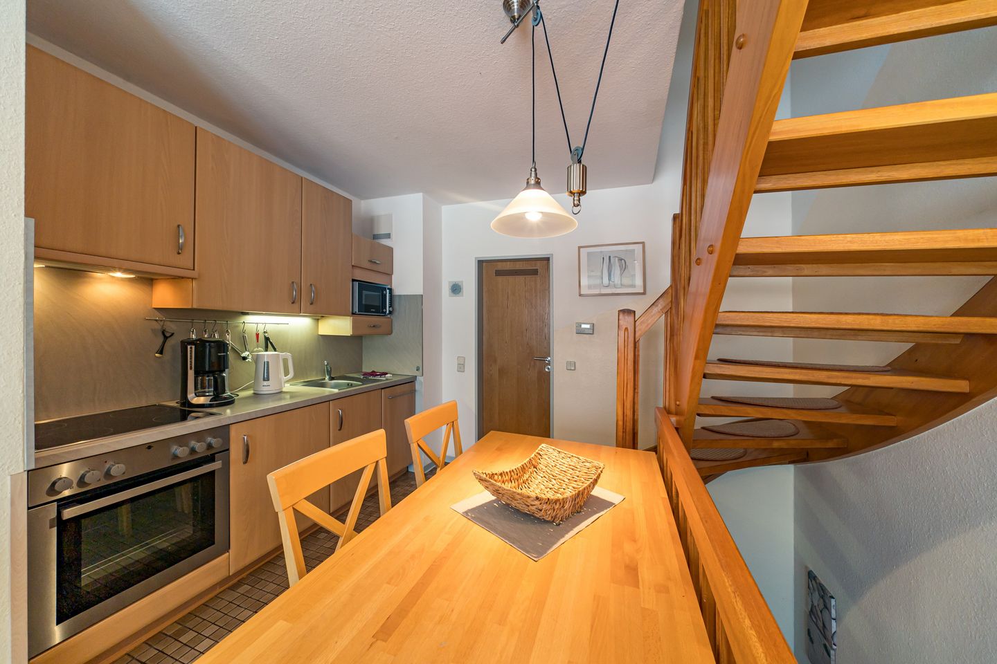 Hus Strandkieker Hus Strandkieker 09 Schillig - Kochbereich mit Esstisch und Sitzgelegenheit