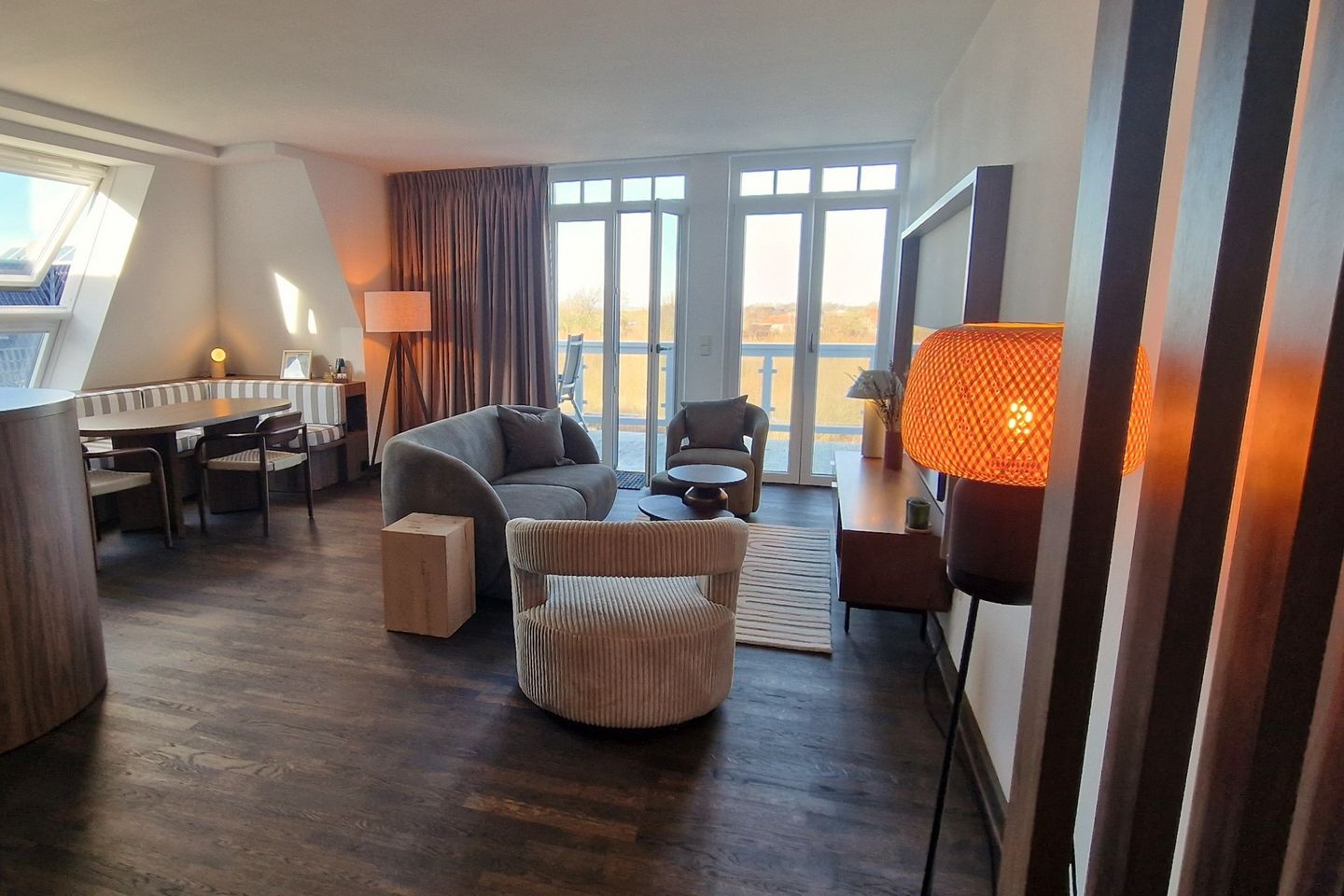 Resort Deichgraf Resort Deichgraf 31-18 Wremen - Wohn-Essbereich mit Couch