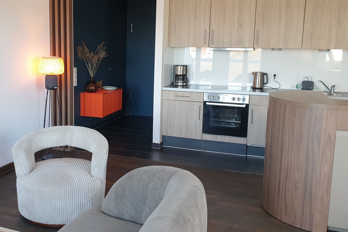 Resort Deichgraf Resort Deichgraf 31-18 Wremen - Wohn-Essbereich mit Küchenzeile