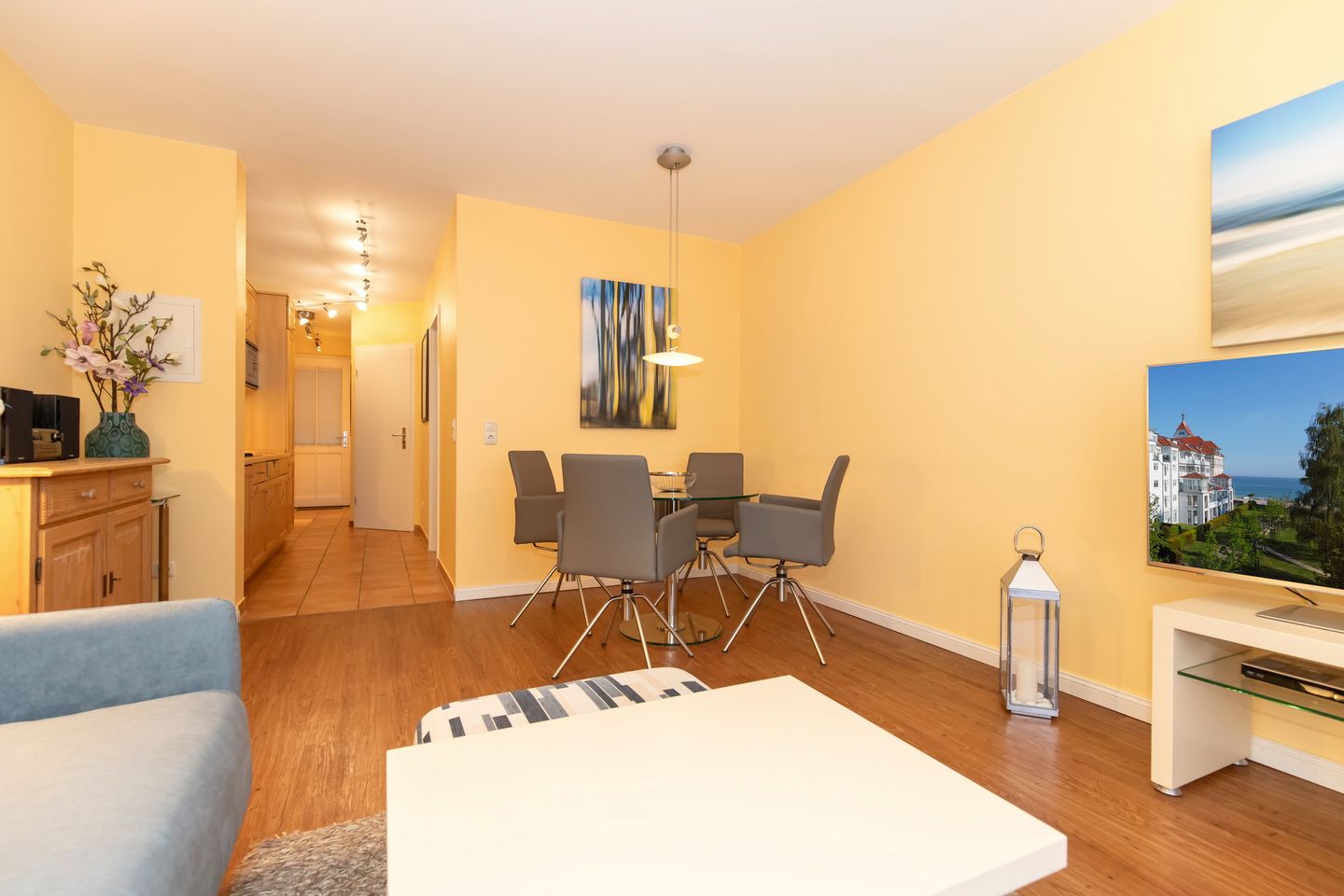 Meeresblick Meeresblick 205 Kühlungsborn - Wohn-Essbereich mit Esstisch, Sitzgelegenheit und Küchenzeile