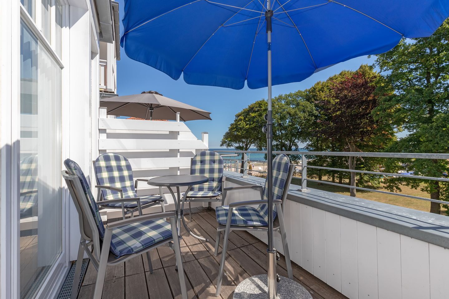 Meeresblick Meeresblick 205 Kühlungsborn - Balkon mit Sonnenschirm