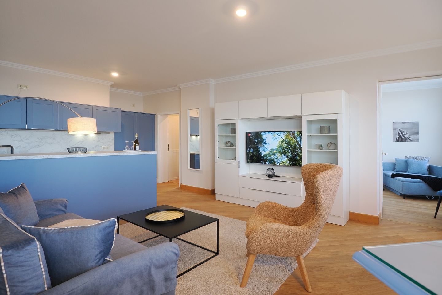 Seehof Seehof 24 Usedom - Wohn-Essbereich mit Couch und Flatscreen-TV