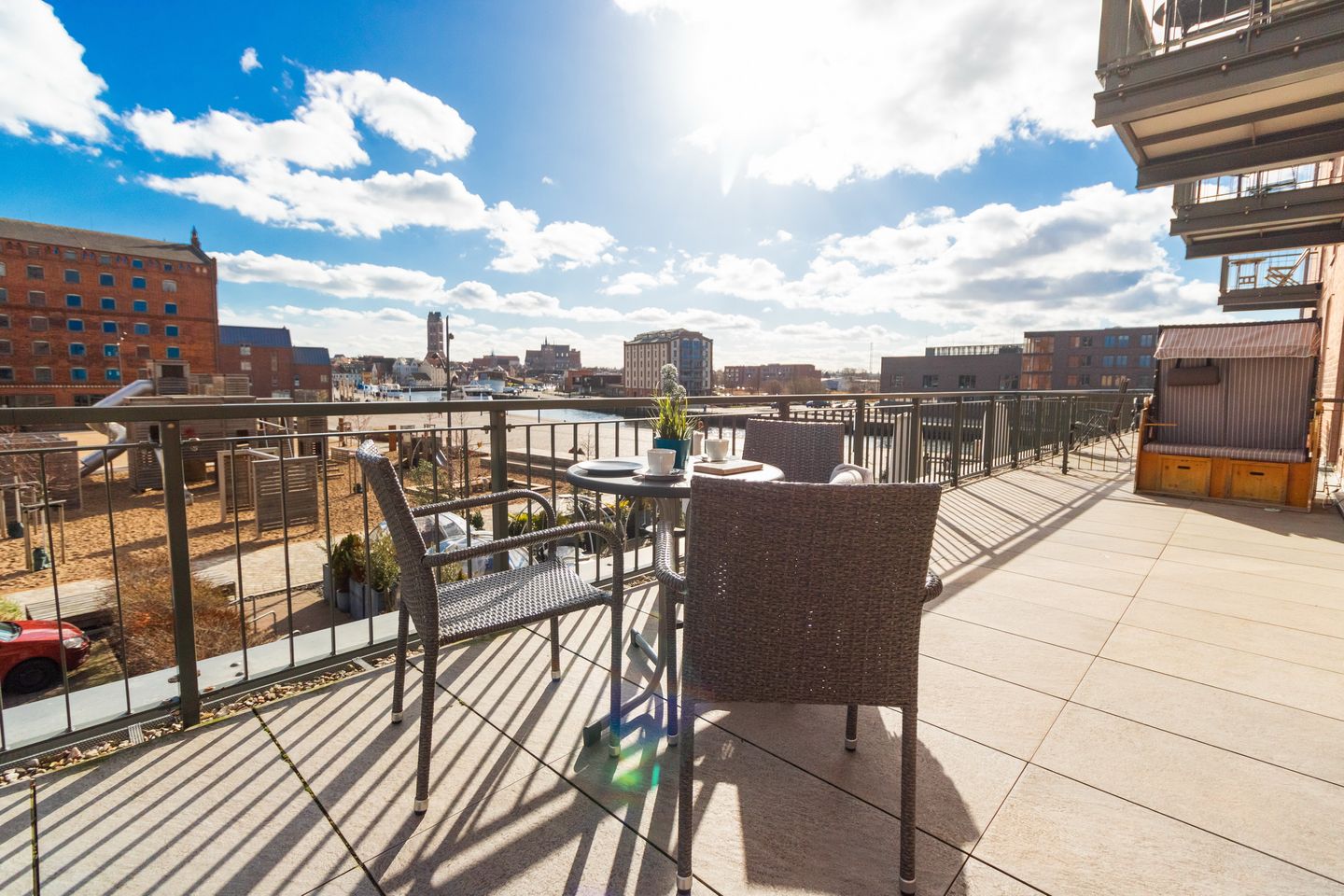 Ohlerich Speicher Ohlerich Speicher 1-01 Wismar - Dachterrasse mit Gartenmöbeln