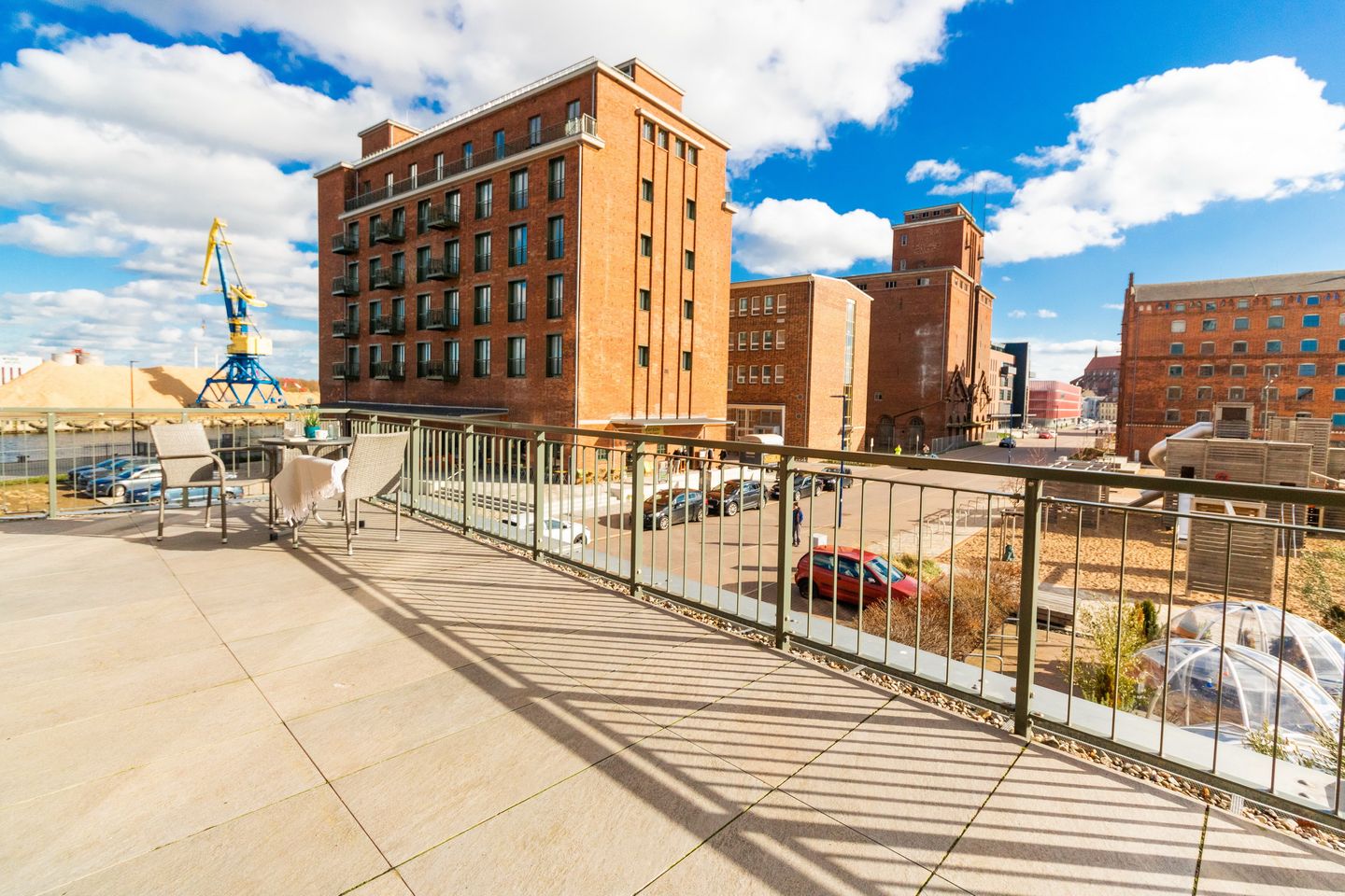 Ohlerich Speicher Ohlerich Speicher 1-01 Wismar - Dachterrasse mit Gartenmöbeln