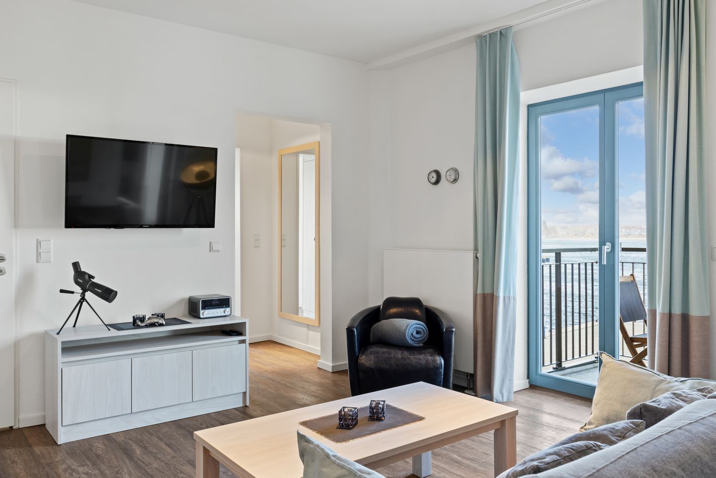 Ohlerich Speicher Ohlerich Speicher 4-26 Wismar - Wohn-Essbereich mit Couch und Flatscreen-TV