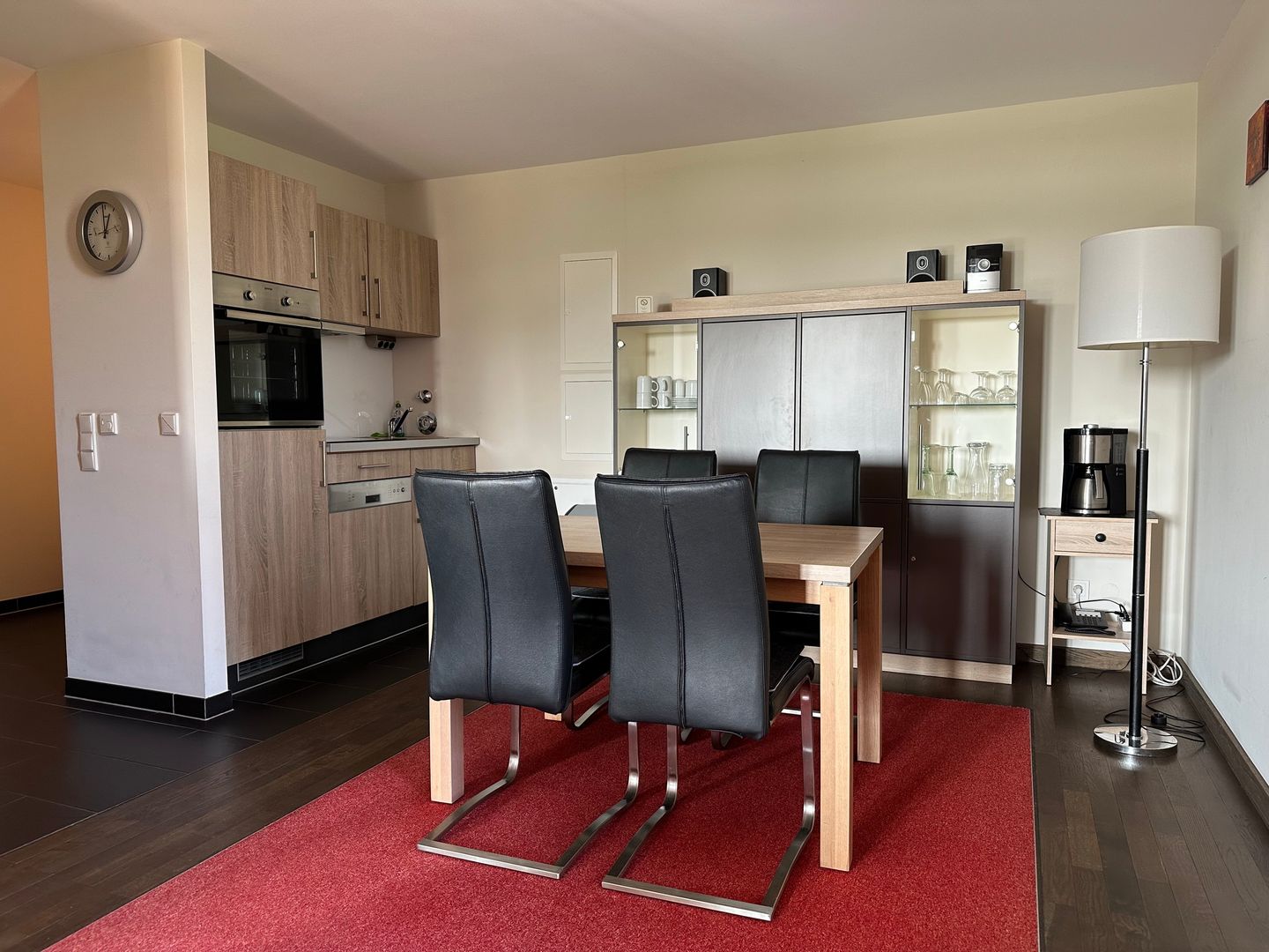 Resort Deichgraf Resort Deichgraf 31-04 Wremen - Küchenzeile mit Esstisch und Sitzgelegenheit