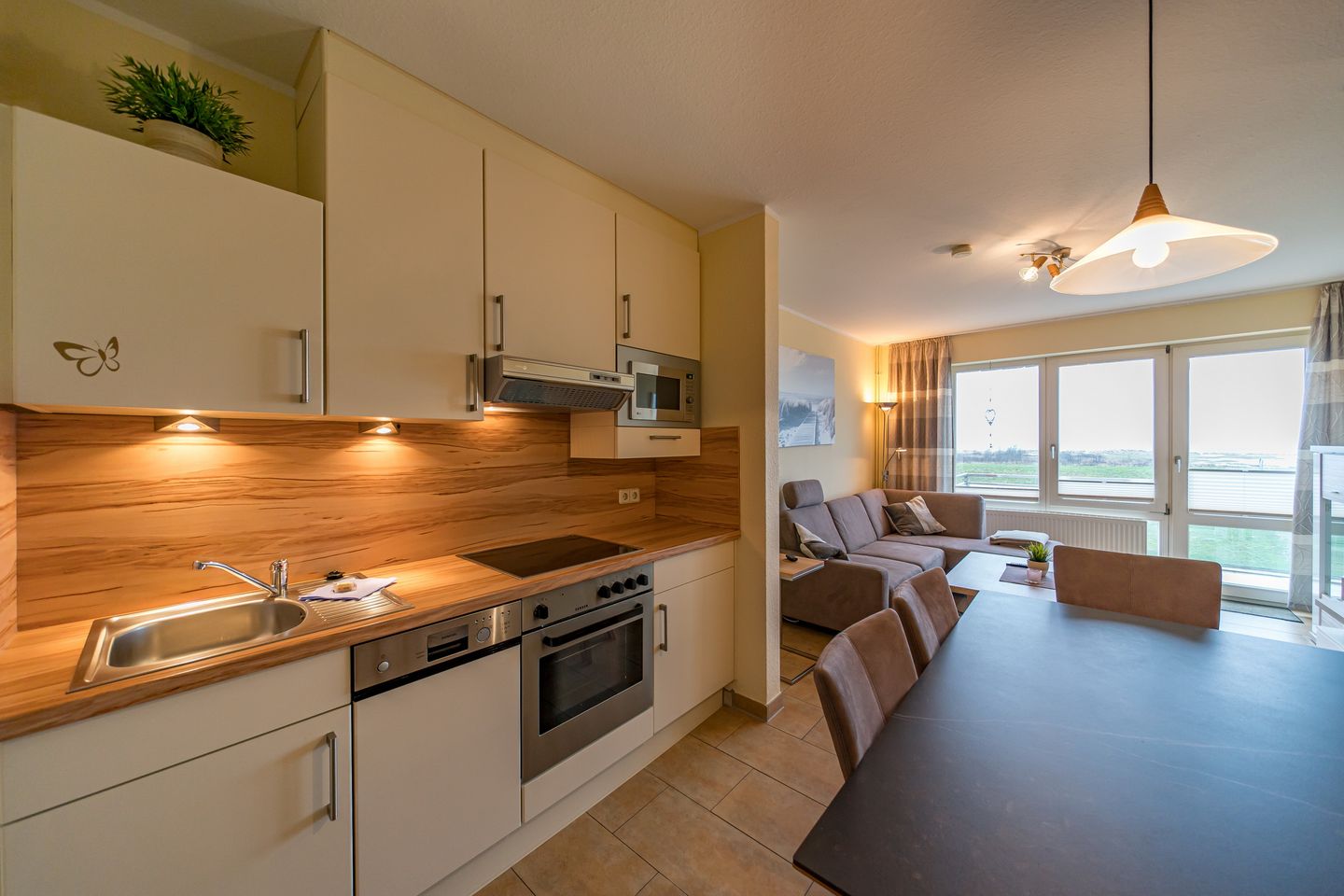 Hus Strandkieker Hus Strandkieker 04 Schillig - Küchenzeile mit Esstisch und Sitzgelegenheit