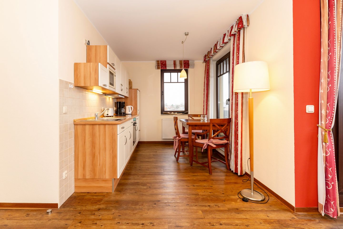 Urlaubsräume am Meer Urlaubsräume am Meer 4-9 Kühlungsborn - Küchenzeile mit Sitzgelegenheit