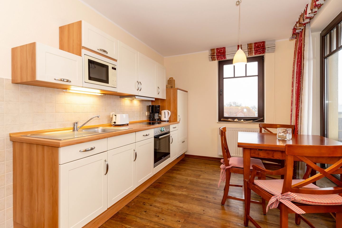 Urlaubsräume am Meer Urlaubsräume am Meer 4-9 Kühlungsborn - Küchenzeile mit Sitzgelegenheit