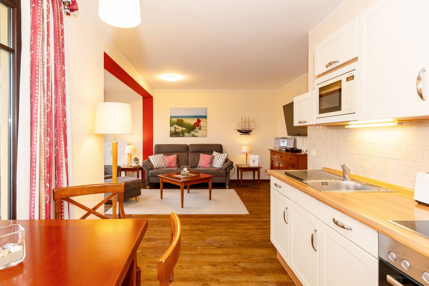 Urlaubsräume am Meer Urlaubsräume am Meer 4-9 Kühlungsborn - Küchenzelle mit Sitzgelegenheit und Wohnraum