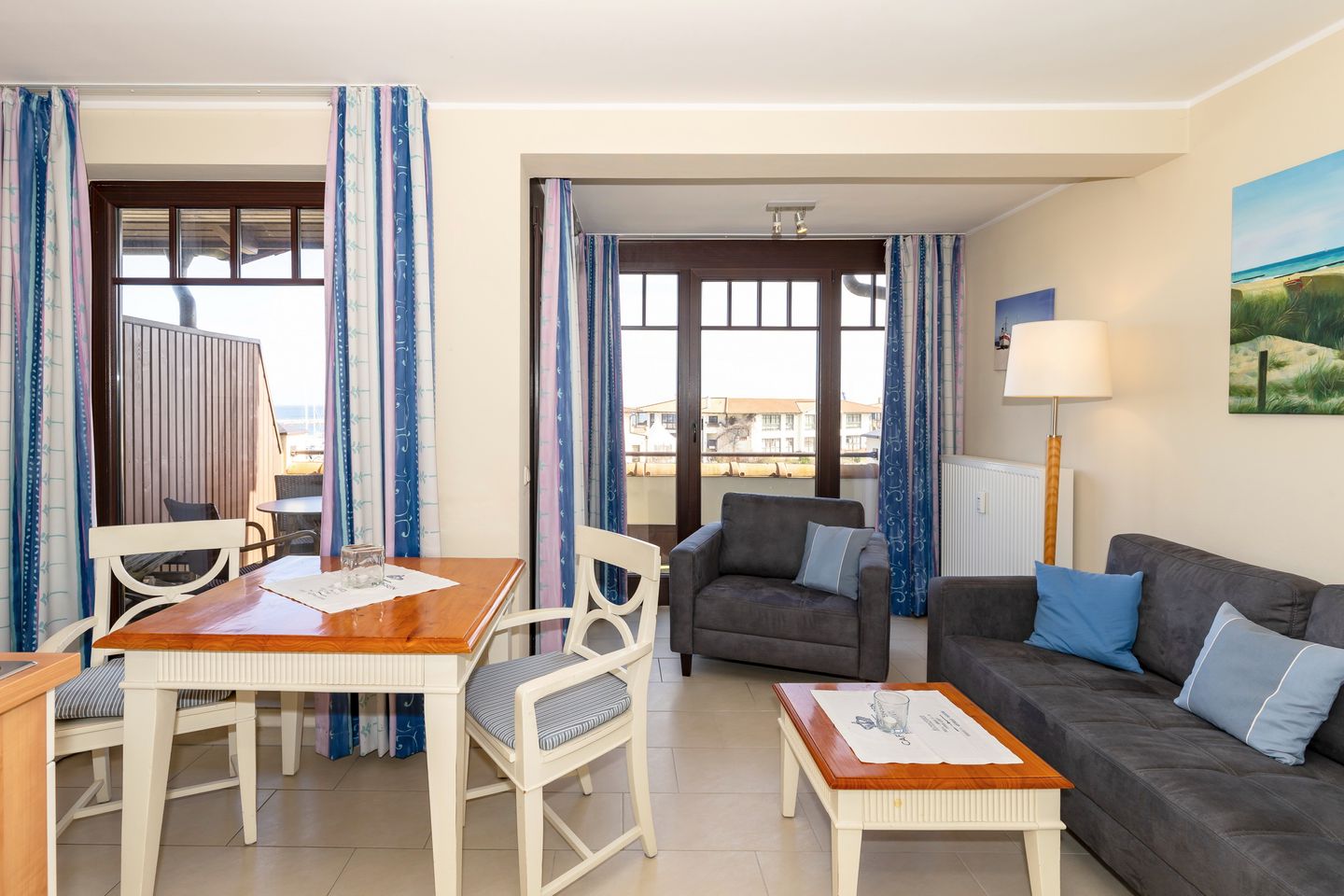 Urlaubsräume am Meer Urlaubsräume am Meer 3-12 Kühlungsborn - Wohn-/Essbereich mit Sitzgelegenheit