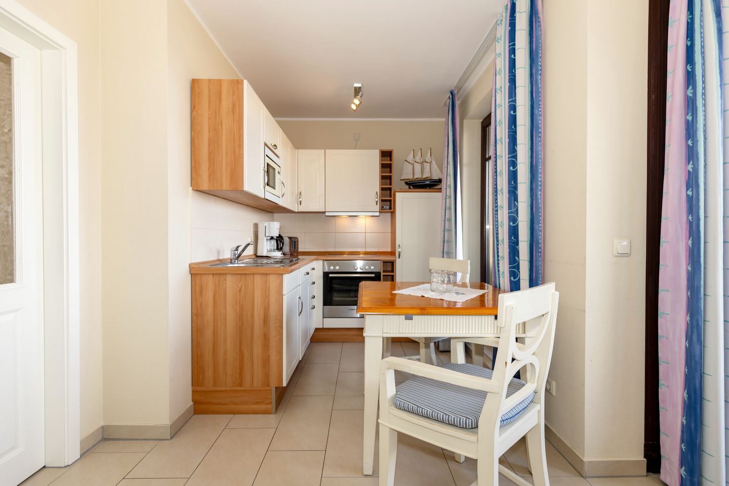 Urlaubsräume am Meer Urlaubsräume am Meer 3-12 Kühlungsborn - Küchenzeile mit Sitzgelegenheit