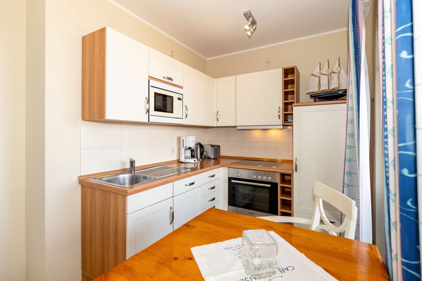 Urlaubsräume am Meer Urlaubsräume am Meer 3-12 Kühlungsborn - Küchenzeile mit Backofen