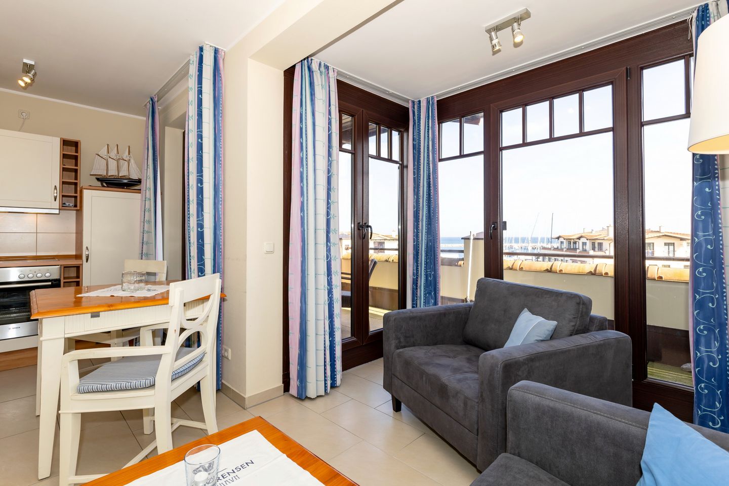 Urlaubsräume am Meer Urlaubsräume am Meer 3-12 Kühlungsborn - Wohn-/Essbereich mit Esstisch