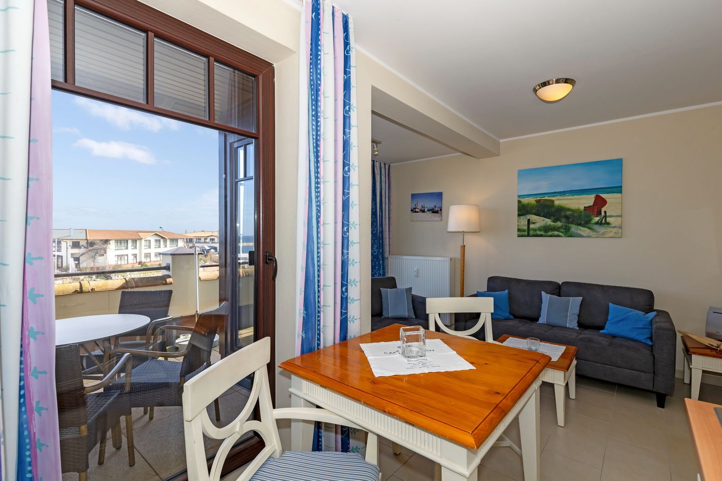 Urlaubsräume am Meer Urlaubsräume am Meer 3-12 Kühlungsborn - Wohn-/Essbereich mit Zugang zum Balkon