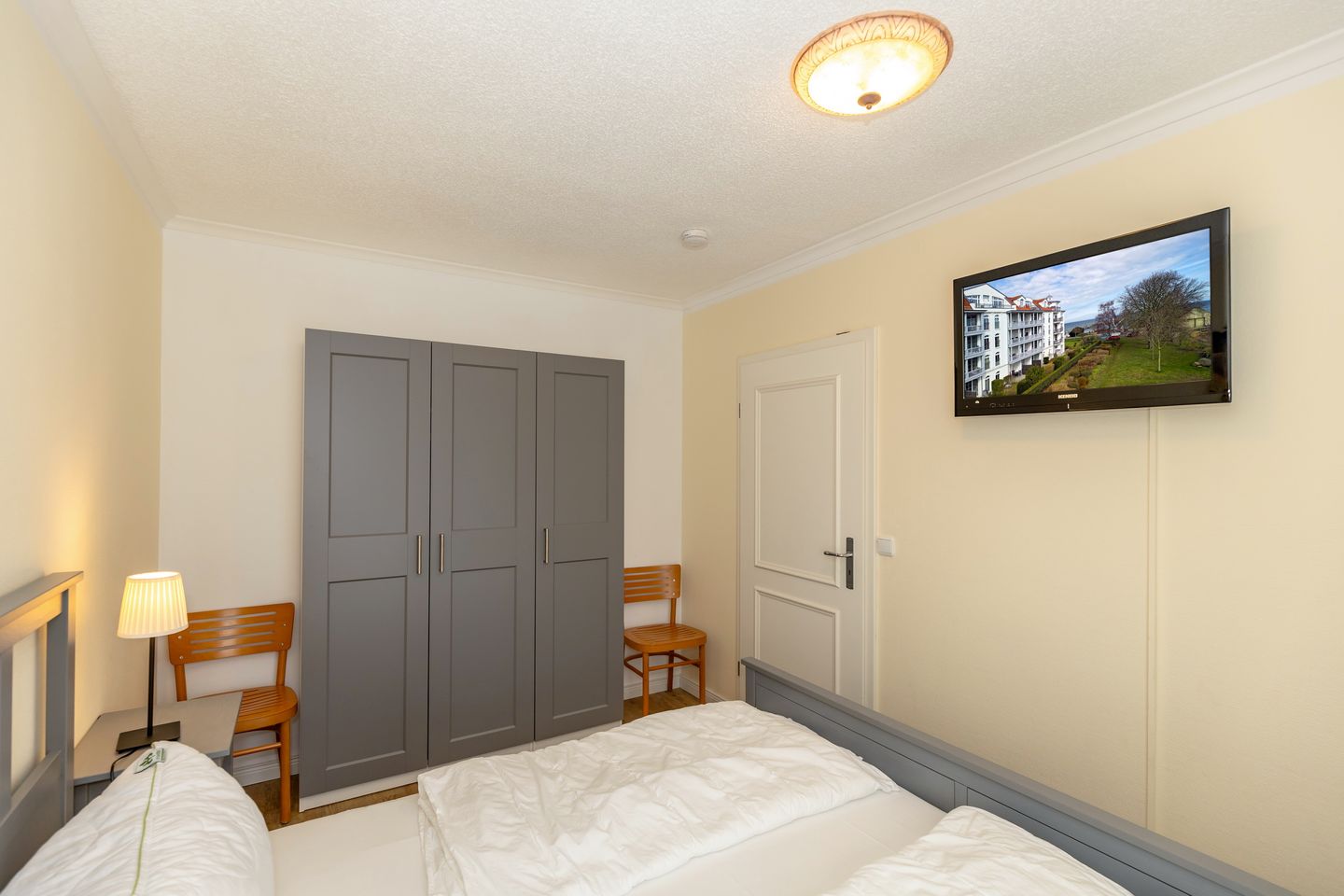 Apartmenthaus Atlantik Apartmenthaus Atlantik 214 Kühlungsborn - Schlafzimmer mit TV und Kleiderschrank