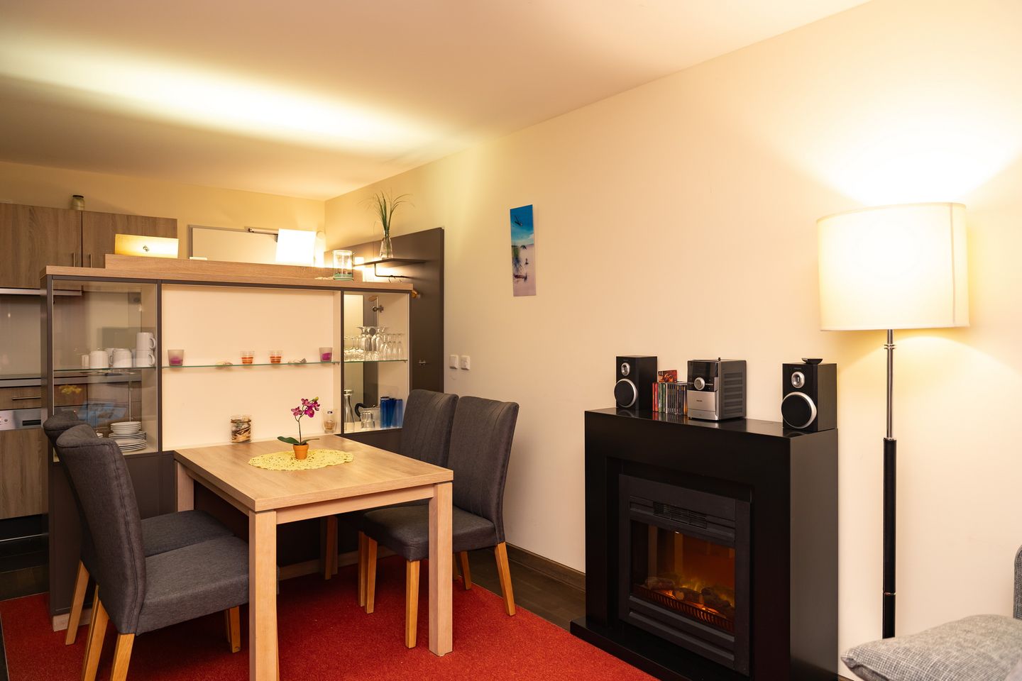 Resort Deichgraf Resort Deichgraf 27-07 Wremen - Wohn-Essbereich mit Couch und Esstisch