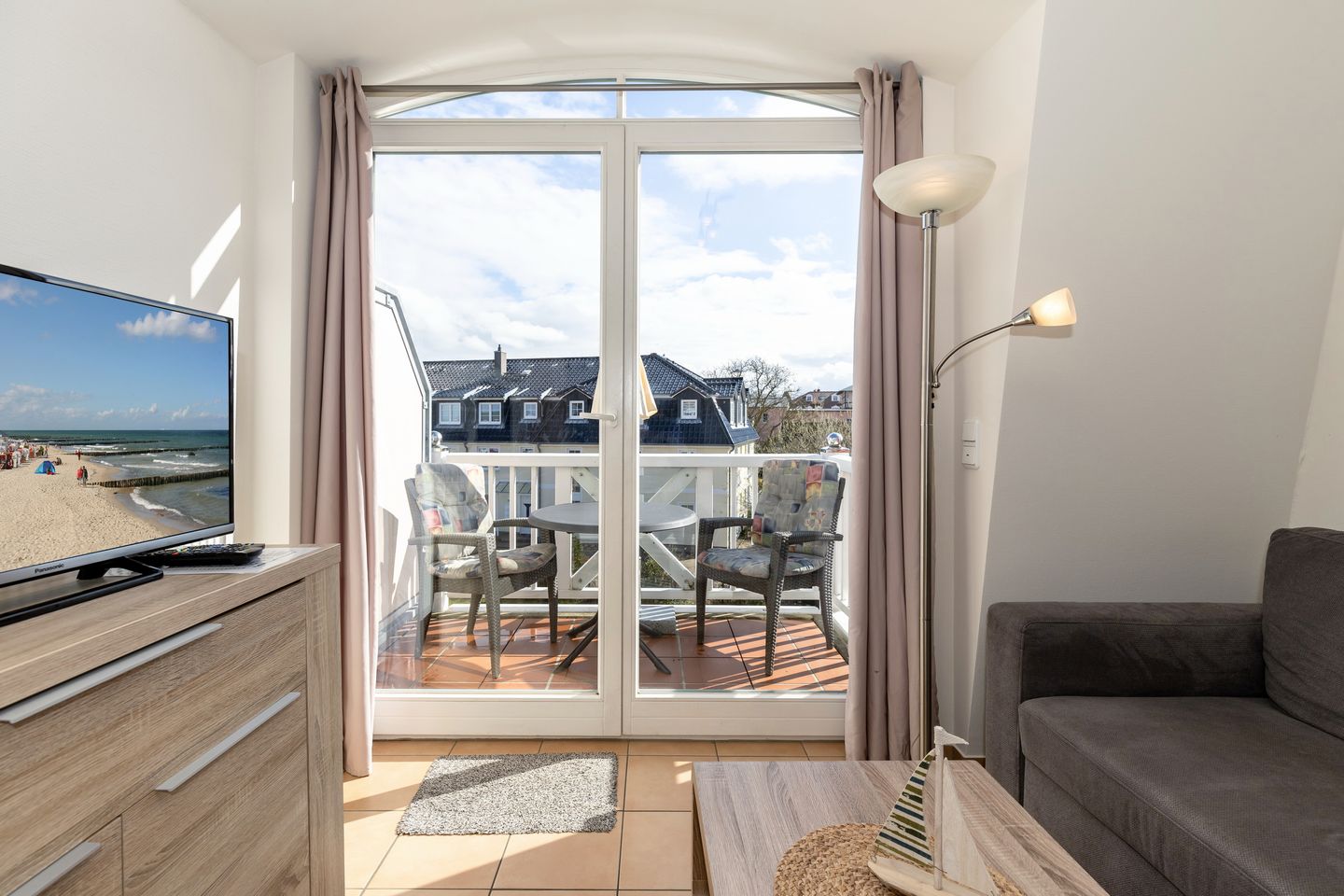 Apartment-Residenz Ostseestrand Apartment-Residenz Ostseestrand 35 Kühlungsborn - Wohn-Essbereich mit Couch