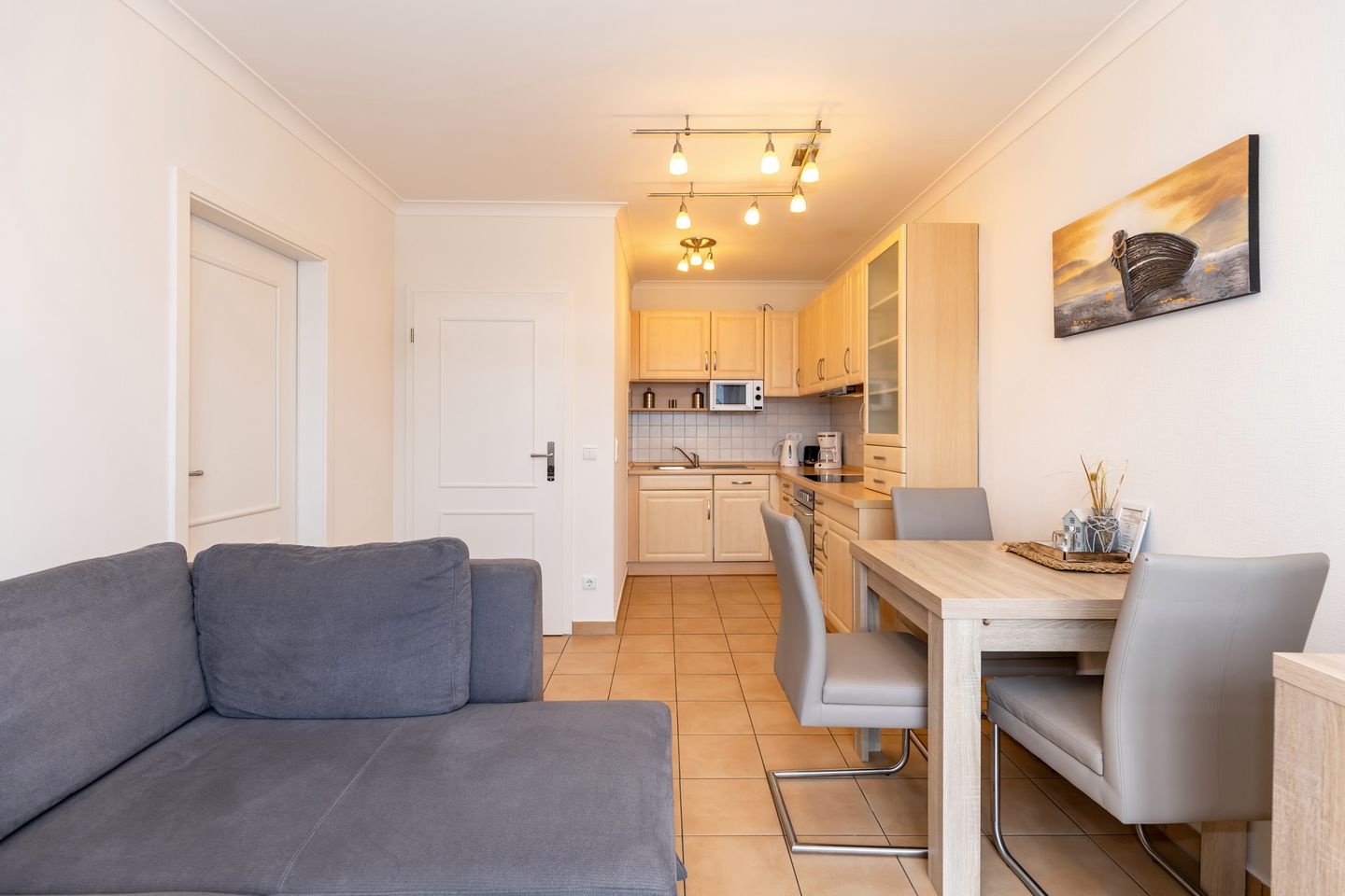 Apartment-Residenz Ostseestrand Apartment-Residenz Ostseestrand 35 Kühlungsborn - Wohn-Essbereich mit Couch und Esstisch